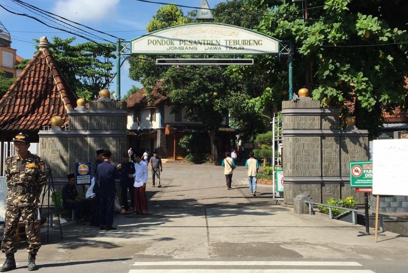 Gus Sholah Dirikan RS Bersama Dompet Dhuafa di Tebuireng. Pondok Pesantren Tebuireng di Jombang, Jawa Timur. Suasana kesiapan penyambutan jenazah jenazan KH. Salahuddin Wahid atau yang akrab disapa Gus Sholah, di kompleks Pondok Pesantren Tebuireng, Jombang, Senin (3/2).