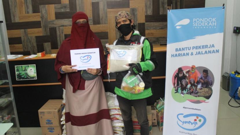 Pondok Sedekah Indonesia dan Sinergi Komunitas Bekasi berkolaborasi membantu para pekerja harian yang terdampak virus Corona atau Covid-19 di Bekasi, Selasa (31/3). 