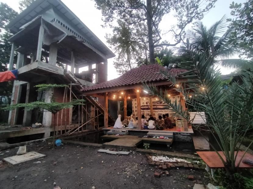 Pondok Yatim Desa atau Yatama Mendunia di Desa Bobos, Kecamatan Dukupuntang, Kabupaten Cirebon. 
