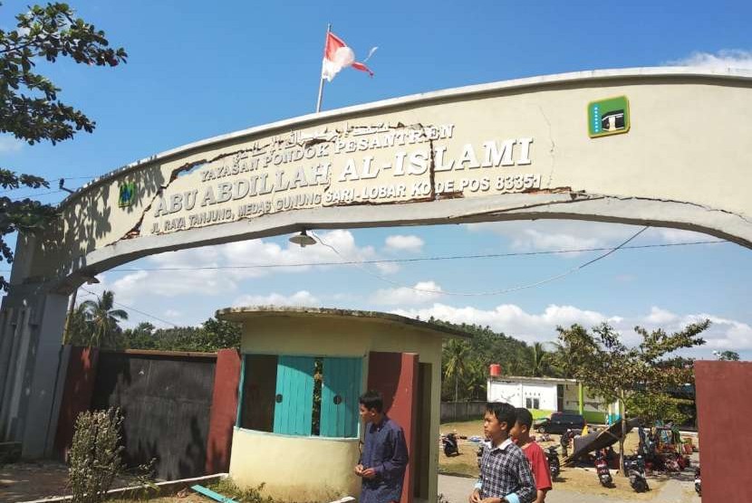 Ponpes Abu Abdillah Al Islami di Dusun Medas, Desa Medas, Kecamatan Gunung Sari, Kabupaten Lombok Barat, NTB, mengalami rusak parah akibat gempa pada Ahad (5/8) malam.