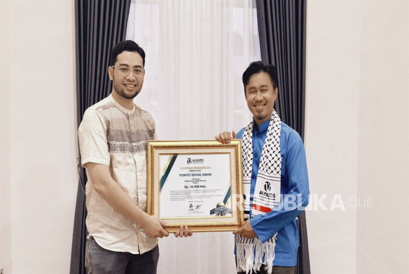Ponpes Darul Aman menyerahkan donasi untuk para penghafal Alquran di Gaza, Palestina melalui perwakilan Al Quds Volunteers Indonesia (AVI). Dana terhimpun dari pengunjung Bazaar 2025 serta donatur.