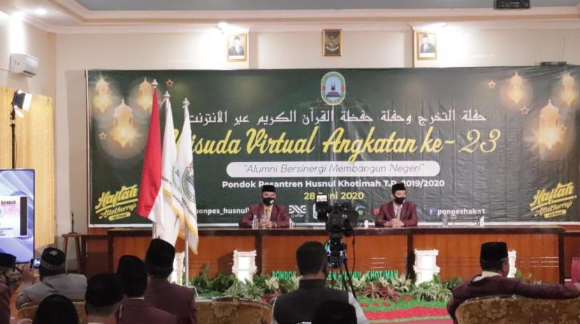 Ponpes Husnul Khotimah Kabupaten Kuningan menggelar wisuda virtual, Ahad (28/6). 