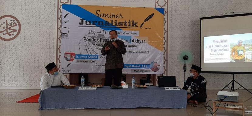 Ponpes Pesantren Darul Akhyar Parungbingung mengadakan seminar jurnalistik. 