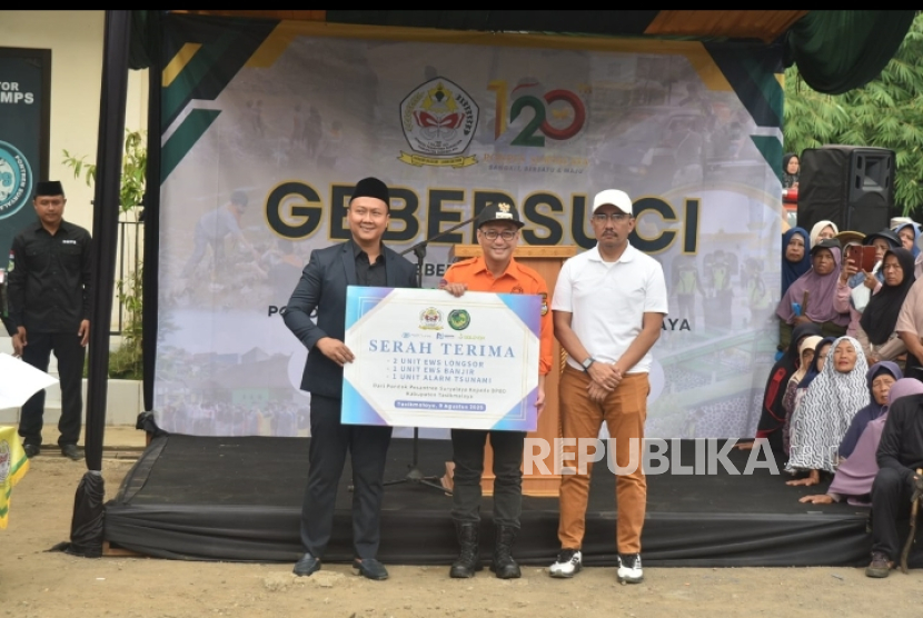  Ponpes Suryalaya menyerahkan hibah empat unit alat Early Warning System (EWS) kebencanaan berbasis teknologi Internet of Things (IoT) kepada Pemerintah Kabupaten Tasikmalaya melalui BPBD setempat. 