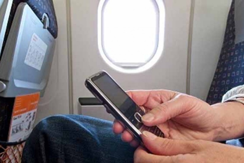 Ponsel dilarang menyala di pesawat