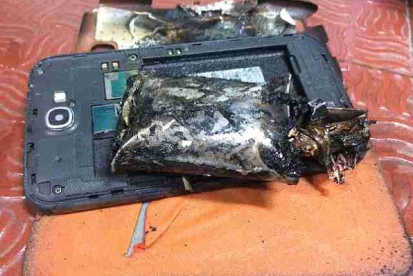 Ponsel Samsung kembali meledak. Kali ini menimpa Galaxy Note 2 yang terbakar saat berada di penerbangan India, Indigo 6E-054 dari Singapura ke India beberapa waktu lalu..