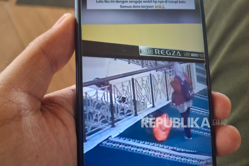 Ponsel Seorang Jamaah Tertinggal di Masjid Agung Cimahi, Jawa Barat (Ilustrasi)