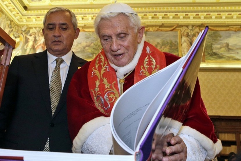 Pope Benedict XVI exchanges gifts with Guatemala's President Otto Perez Molina during a private audience at the Vatican on Saturday.