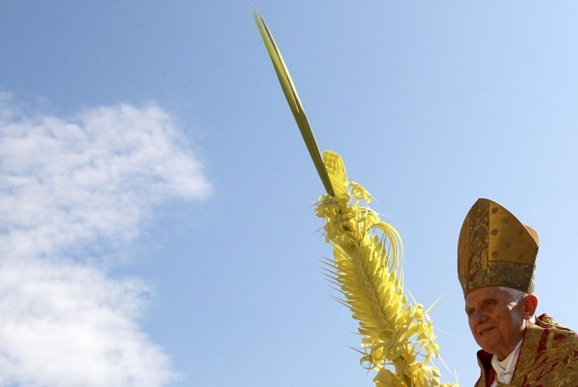 Pope Benedict XVI holds a palm as he arrive to leads the Palm Sunday mass at the Vatican in this April 17, 2011 file photo. Pope Benedict will step down as head of the Catholic Church on Feb. 28, the Vatican confirmed on February 11, 2013. 