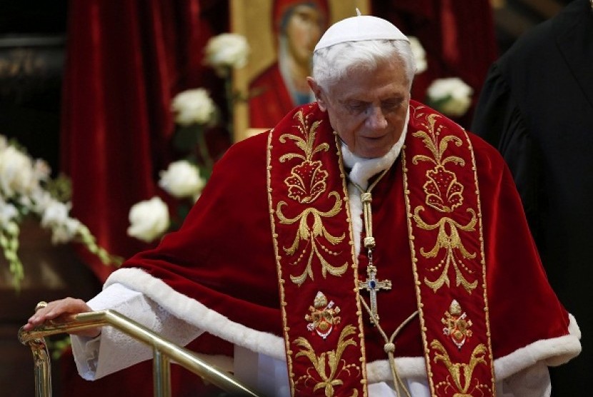 Pope Benedict XVI leaves at the end of a mass at the St. Peter's Basilica in the Vatican February 9, 2013. Pope Benedict will step down as head of the Catholic Church on Feb. 28, the Vatican confirmed on February 11, 2013. 