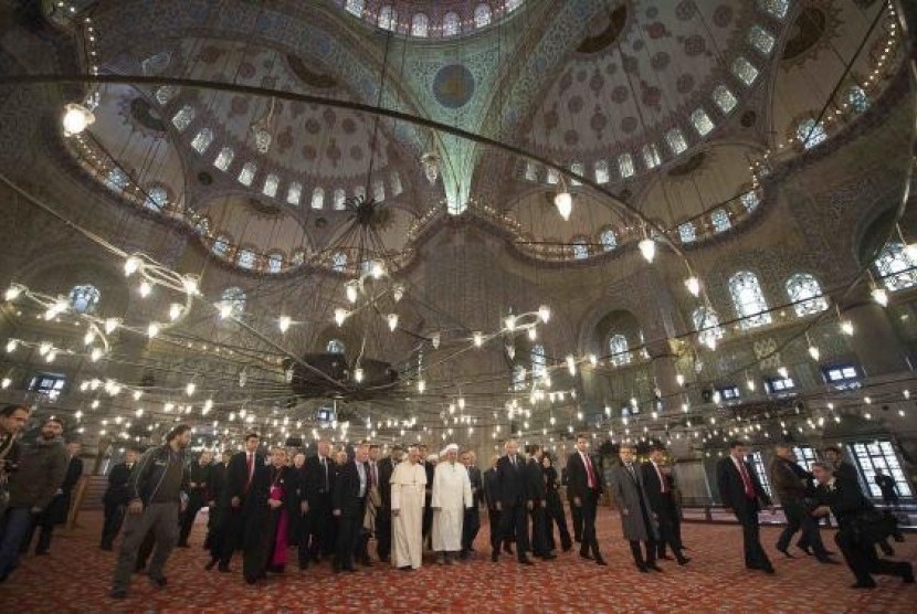 Pope Francis is shown the Sultan Ahmet mosque, popularly known as the Blue Mosque, by Mufti of Istanbul, Rahmi Yaran, during his visit to Istanbul November 29, 2014.