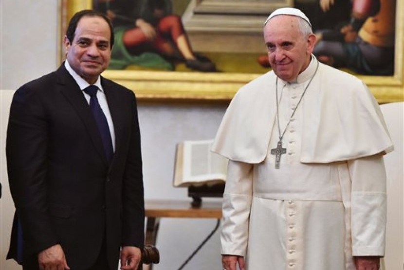 Pope Francis (right) poses with Egyptian President Abdel Fattah al-Sisi, at the Vatican, Monday, Nov. 24, 2014. 