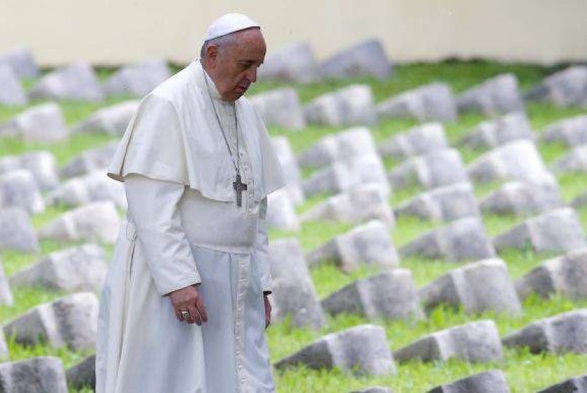 Pope Francis walks inside the Austro-Hungarian cemetery at Fogliano in Redipuglia September 13, 2014.