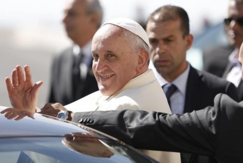 Pope Francis waves upon his arrival at the West Bank town of Bethlehem May 25, 2014.