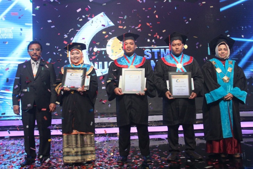 Popy (kedua dari kiri) menerima penghargaan wisudawan terbaik Program Pascasarjana STMIK Nusa Mandiri.