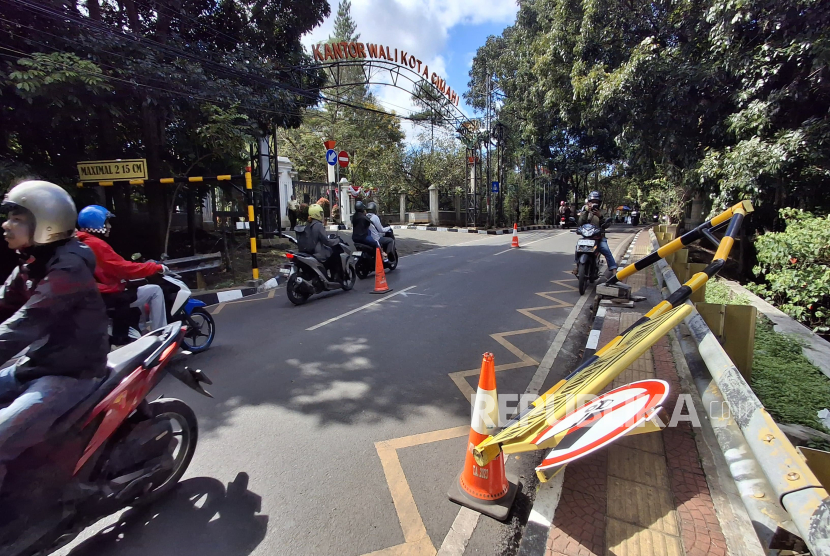Portal Pembatas Ketinggian Jembatan Pemkot Cimahi, Jalan Rd. Hardjakusumah, Kota Cimahi Rusak Usai Tertarik Truk Box.