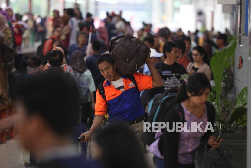 Stasiun kereta. KAI menata Stasiun Jatibarang, Cirebon, untuk meningkatkan kenyamanan penumpang.