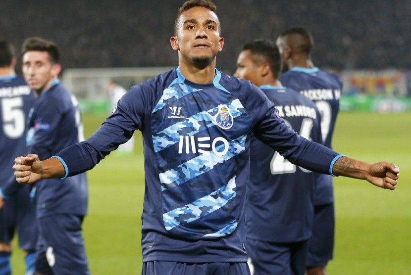 Porto's Danilo celebrates after scoring a penalty during their Champions League round of 16 first leg soccer match against FC Basel in Basel, February 18, 2015. 