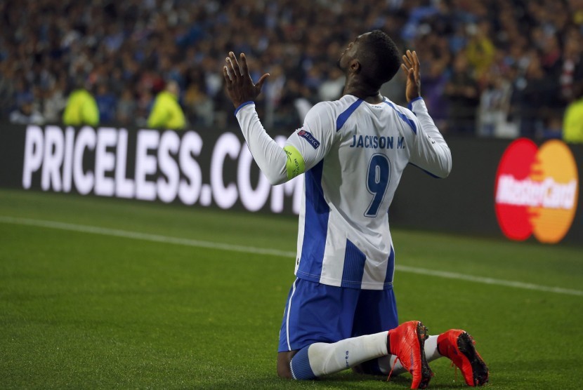 Porto's Jackson Martinez celebrates after scoring his goal against Bayern Munich during their Champions League quarterfinal first leg soccer match at Dragao stadium in Porto April 15, 2015