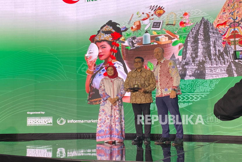 Portofolio Director Pamerindo Juanita Soerakoesoemah dan Menteri Ekraf Teuku Riefky dalam pembukaan Food & Hospitality Indonesia 2025 di JiExpo Kemayoran, Selasa (22/7/2025).