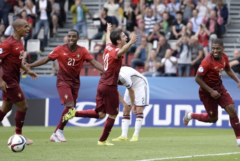 Portuguese player Ivan Cavaleiro (R) celebrate with his teammate after scoring against Germany during their semi - final match of UEFA European Under-21 soccer championship between Portugal and Germany in Olomouc, Czech Republic on 27 June 2015. 