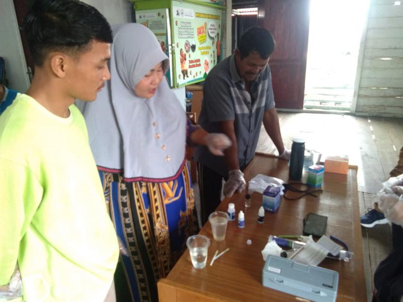 Pos Amanah PT Pertamina Fuel Terminal Medan Group gandeng Rumah Zakat melaksanakan pelatihan pengukuran kualitas air laut untuk budidaya ikan pada keramba.