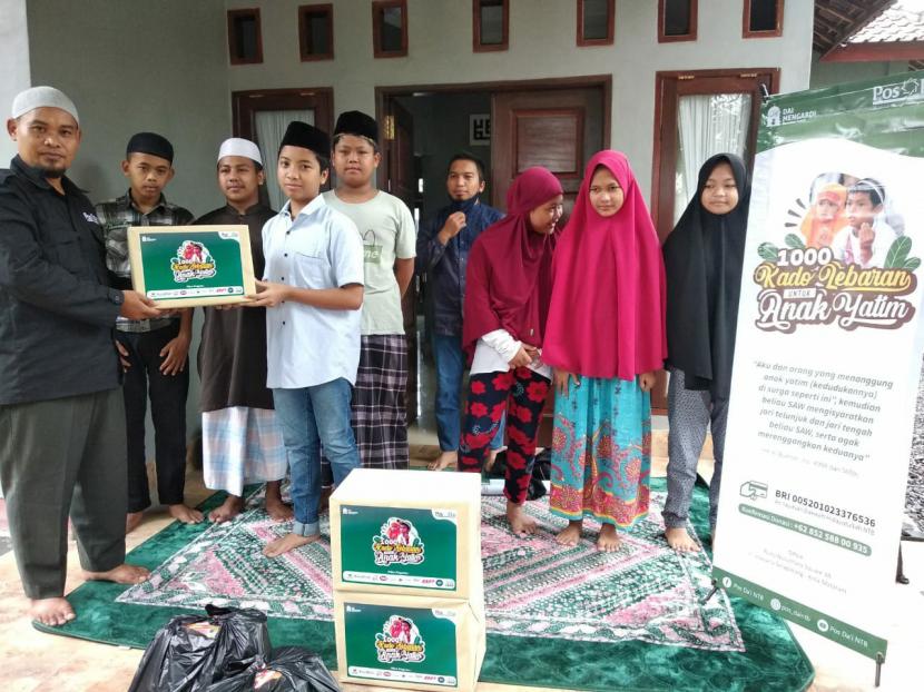 Pos Dai NTB menyakurkan paket Kado Lebaran untuk anak-anak yatim di enam lokasi di Nusa Tenggara Barat.