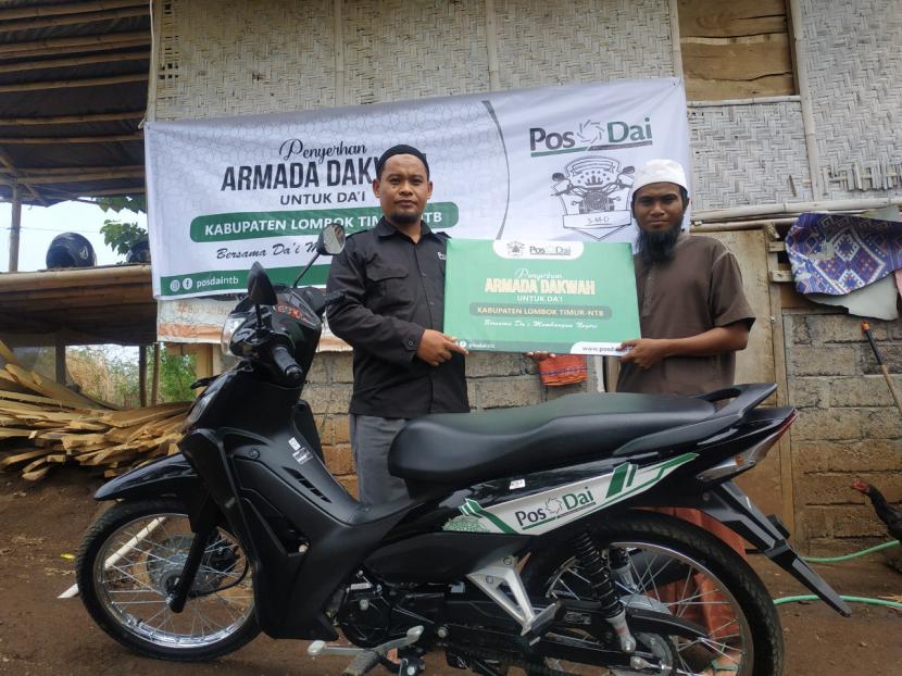 Pos Dai NTB menyerahkan sepeda motor dakwah kepada Ustadz Muhajirin (kanan).