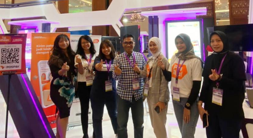 Pos Indonesia ambil bagian dengan memperkenalkan platform digital courier PosAja serta layanan financial services PosPay. 
