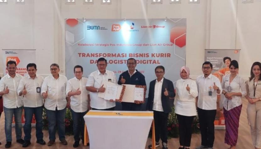 Pos Indonesia Group, Pos Logistik Indonesia dan Lion Air Group menandatangani perjanjian kerja sama.