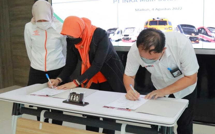 Pos Indonesia Kantor Cabang Utama (KCU) Madiun dan PT Inka Multi Solusi Service (IMSS) melakukan penandatanganan kerja sama terkait layanan logistik.