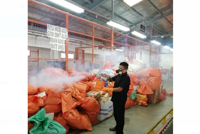 Pos Indonesia melakukan penyemprotan cairan disinfektan di seluruh area operasi Sentral Pengolahan Pos Surabaya.