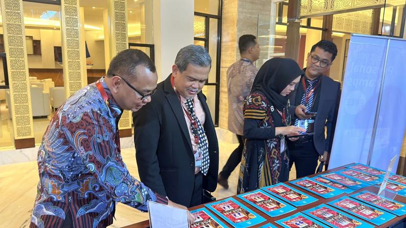Pos Indonesia menjadikan acara ASEAN High-Level Forum (AHLF) sebagai momentum memperkenalkan salah satu produk persero, yaitu prangko. Dalam acara ini, Pos Indonesia mendirikan stan Prangko Prisma.