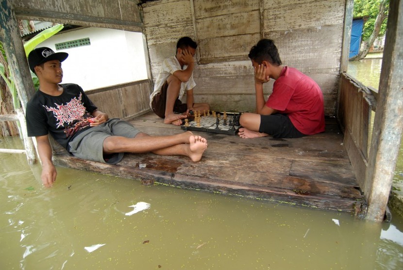 Pos kamling menjadi tempat warga berkumpul dan bercengkerama.