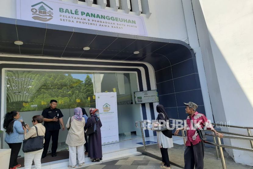 Pos layanan pengaduan warga di Balai Pananggeuhan, Gedung Sate
