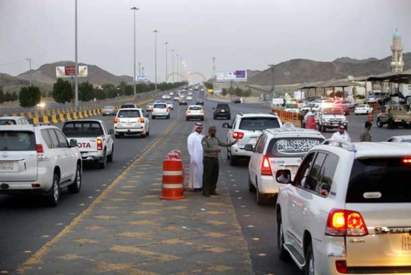 Pintu Masuk Makkah Diperketat, Jamaah Haji Diimbau tak Keluar Kota. Foto:   Pos pemeriksaan imigrasi Al-Shimaisi di perbatasan kota Jeddah dan Makkah.   