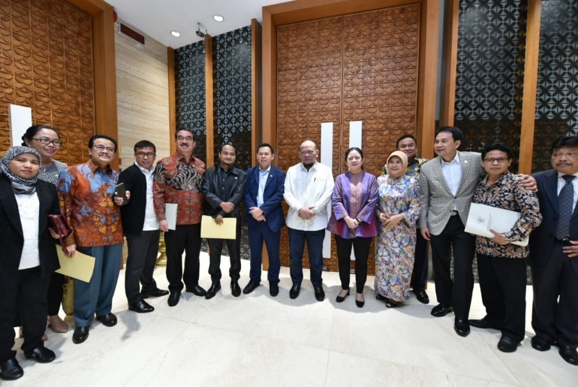 Pose bersama usai penyerahan RUU inisiatif DPD RI tentang Daerah Kepulauan kepada DPR RI di Gedung Nusantara III, Komplek DPR/MPR, Senayan Jakarta, Selasa (25/02).
