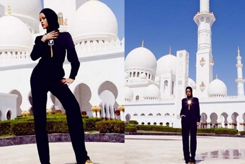 Pose Rihanna di Masjid Raya Sheikh Zayed di Abu Dhabi 