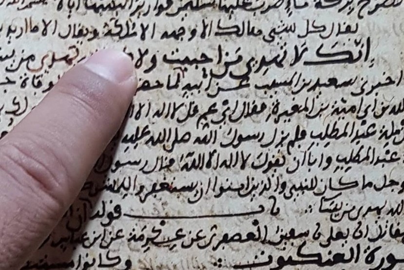 7 kitab cetakan Shahih Bukhari, dan ada 7 mushaf Quran cetakan dengan 7 varian qira'ah