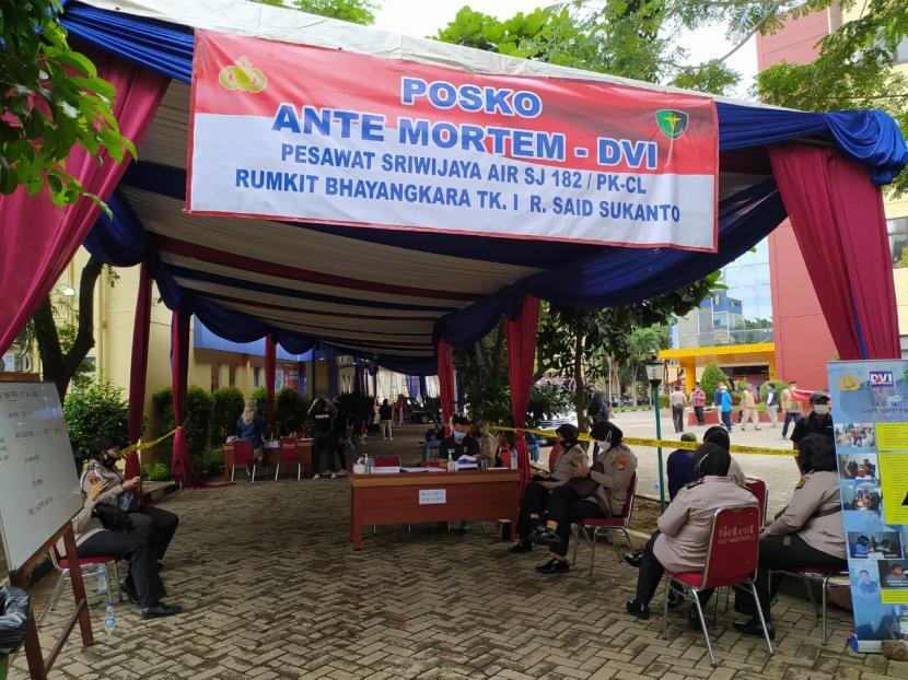 Posko Ante Mortem-DVI Rumah Sakit Polri, Kramat Jati, Jakarta Timur, Ahad (10/1).