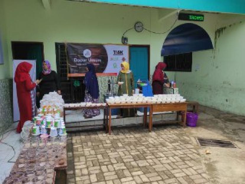 Posko BMH untuk korban banjir Cicurug, Sukabumi menyediakan aneka makanan dan minuman.