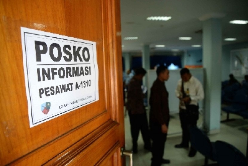 Posko jatuhnya pesawat pesawat Hercules C–130 di Bandara Halim Perdanakusuma, Jakarta, Rabu (31/6).