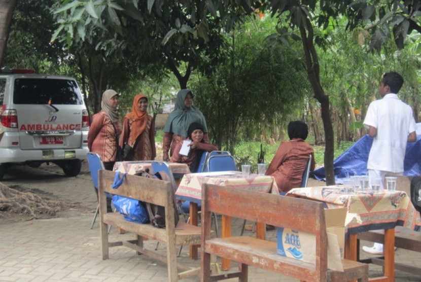 Posko kesehatan dari Dinas Kesehatan DKI Jakarta siap memeriksa warga di Kampung Monyet.