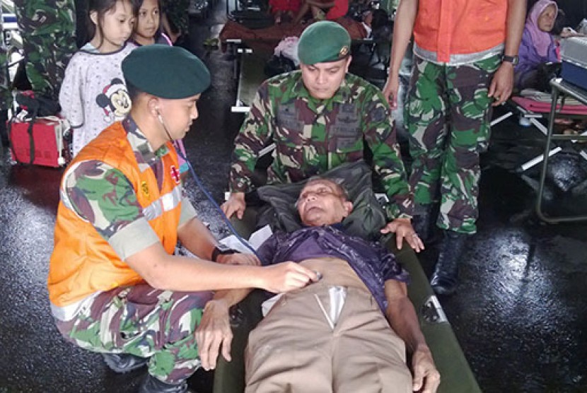 Posko layanan kesehatan Kostrad di lokasi banjir