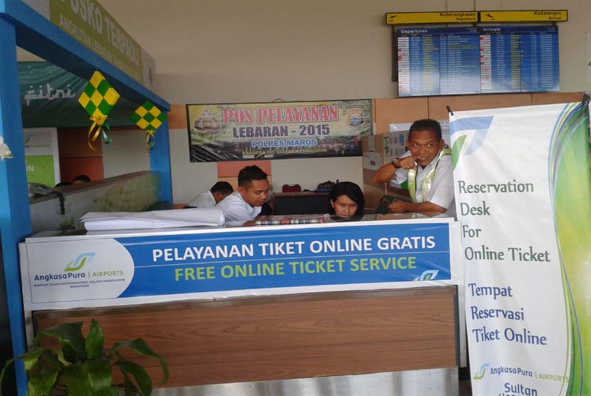 Posko pembelian tiket online di Bandara Makassar, Sulawesi Selatan, Kamis (16/7). 