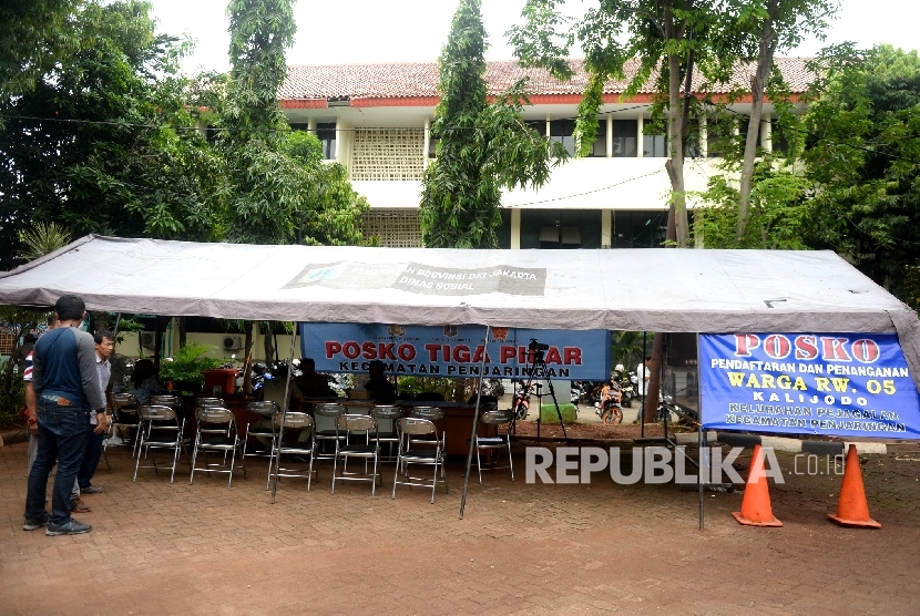 Posko pendaftaran warga Kalijodo di Kecamatan Penjaringan, Jakarta, Selasa (16/2). (Republika/Wihdan)
