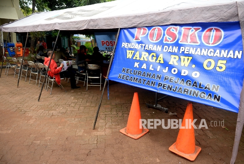 Posko pendaftaran warga Kalijodo di Kecamatan Penjaringan, Jakarta, Selasa (16/2).  (Republika/Wihdan)