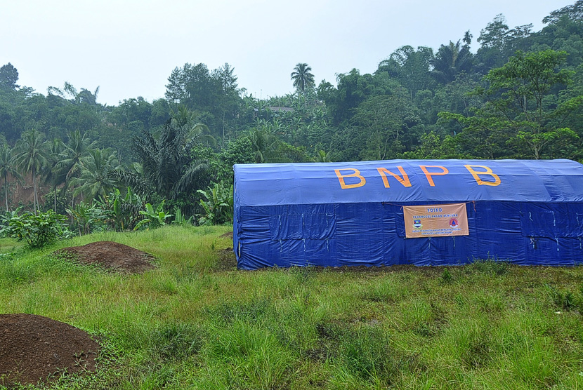 Posko pengungsian untuk korban longsor di Desa Nyalindung, Kampung Tonjong, Kecamatan Cipatat, Kabupaten Bandung Barat, Selasa (22/11).