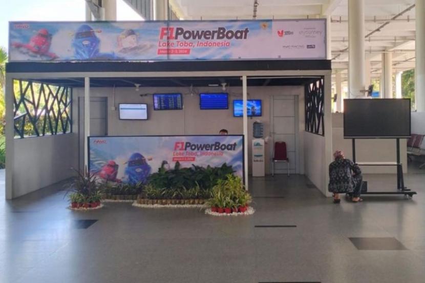 Posko terpadu pusat information di Lantai 1 Terminal Kedatangan Bandara Internasional Kualanamu, Deli Serdang, Sumatera Utara.