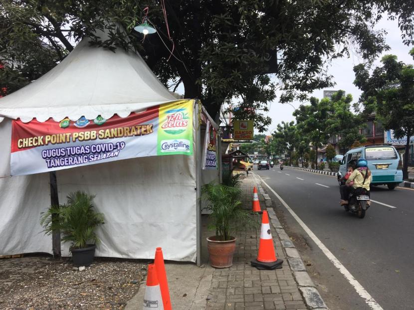 Posko titik pengawasan Pembatasan Sosial Berskala Besar (PSBB) di wilayah kota Tangerang Selatan nampak sepi, Ahad (3/5) siang